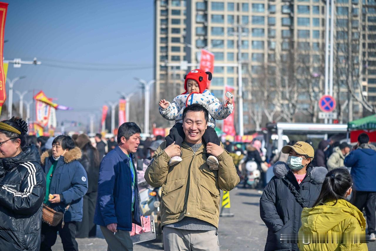 漫步临沂曹洼大集，纵横交错的街道上2000余个摊位次第铺开，除了商户们忙碌其间，