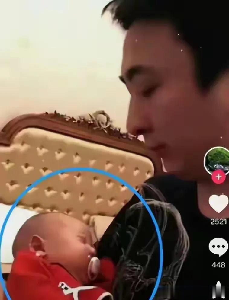 王思聪当爹了？王思聪抱娃哄睡的照片公开，没想到平日里风流倜傥的花花公子，竟然也有