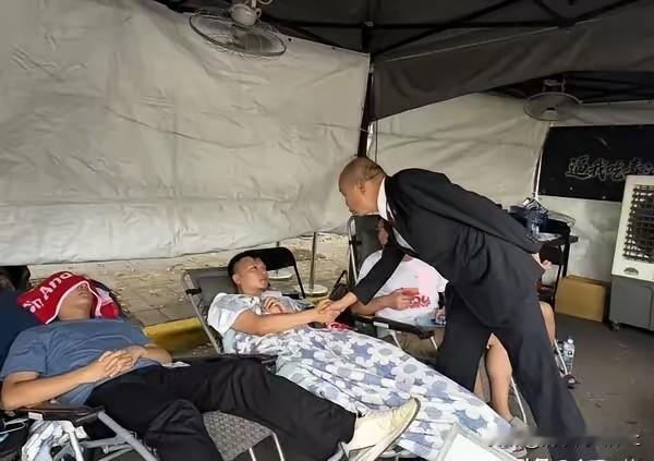 行动胜于言论！

韩国瑜午后高温时段探望绝食青年军，没有太多的话语，没有太多的问