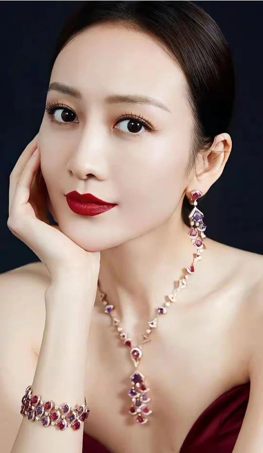 上联:秦砖汉瓦春秋事，
下联:明清小说古今情。