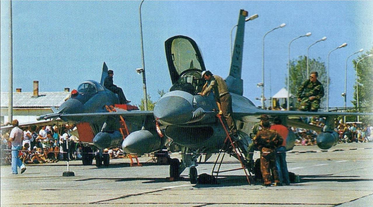 F-16和米格-29战斗机同框，
非常难得，
是1990年的匈牙利凯奇凯梅特航展