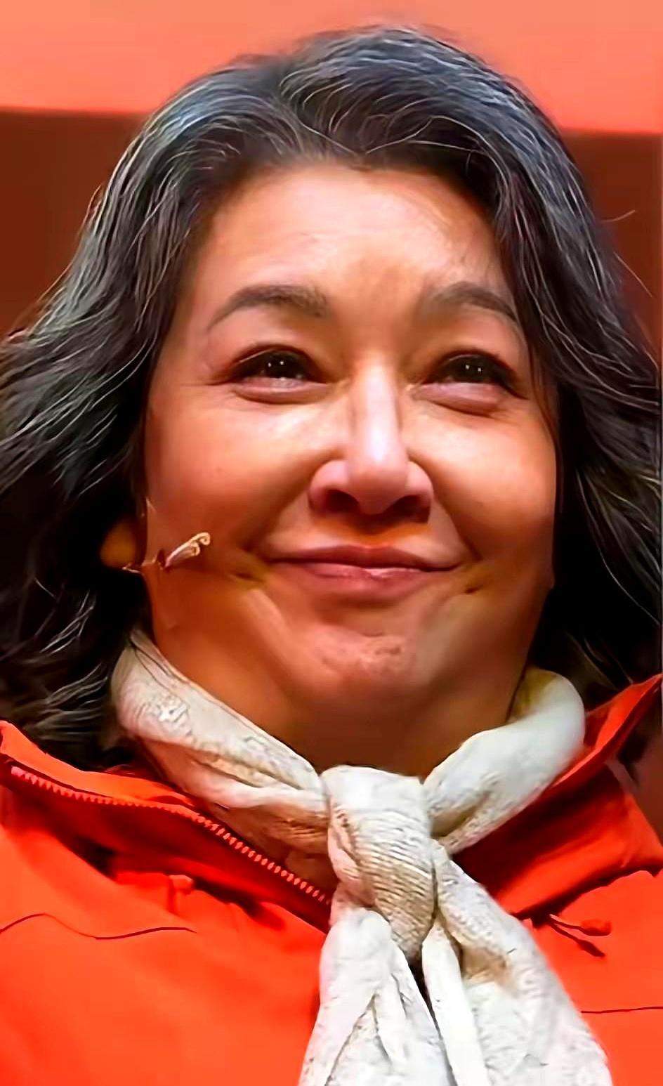 59岁的江珊，满头白发，体重140斤，彻底不装了。
 
后台探班照流出，她穿着一