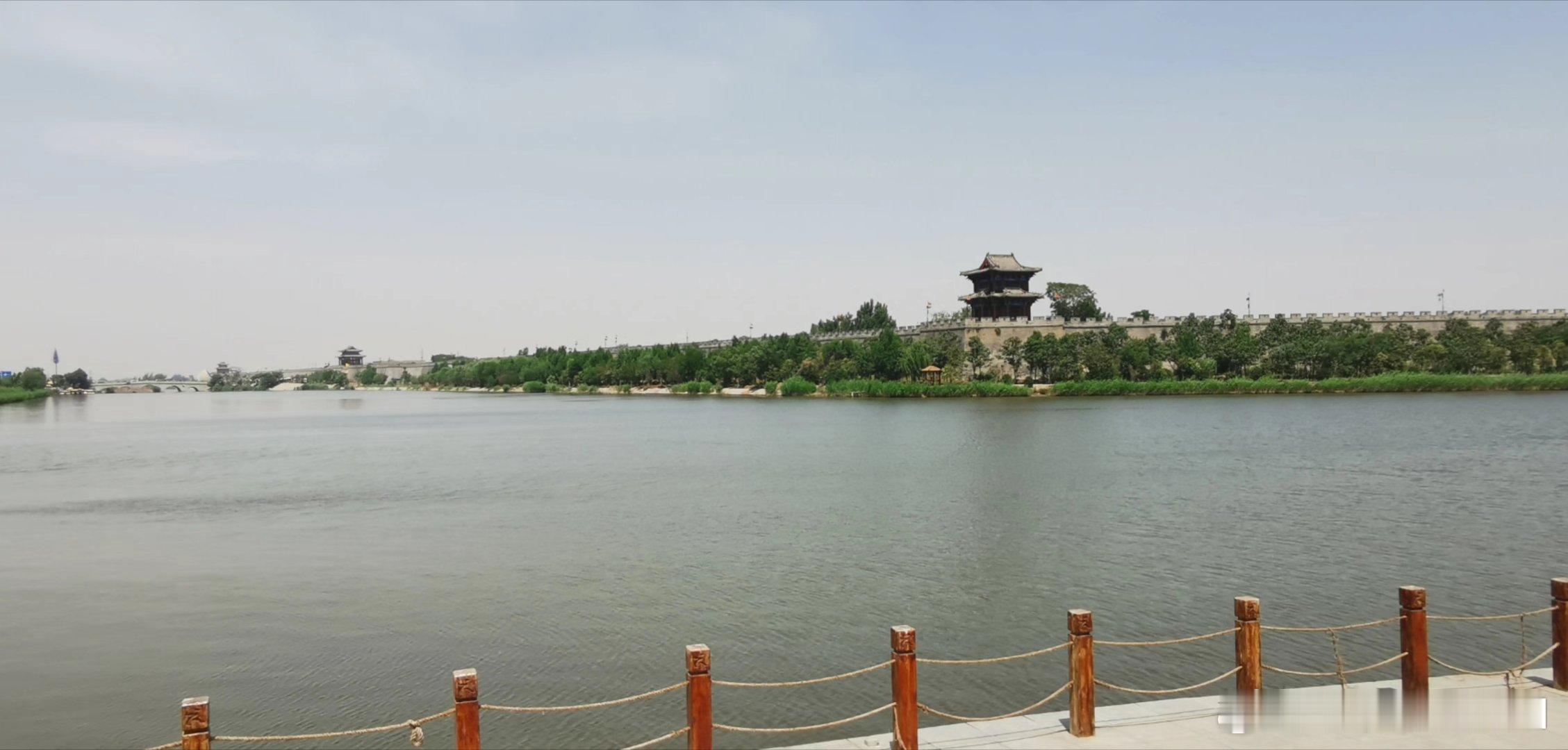 清风，暖阳，还有那心事二三点，生活的美好，不过是能把阳光装进心里，即使偶尔薄凉，