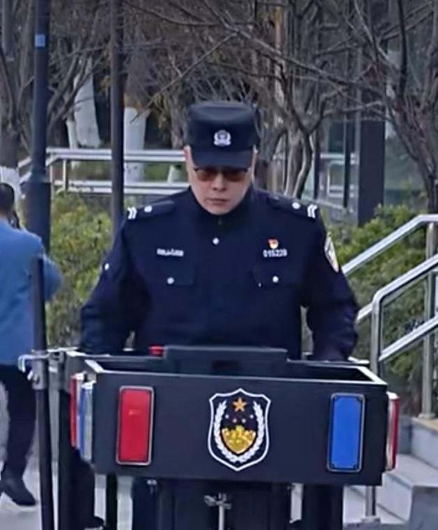 辅警是人不是神！

辅警面对持刀歹徒，他们也怕，因为他们是人不是神，冲上去也会有