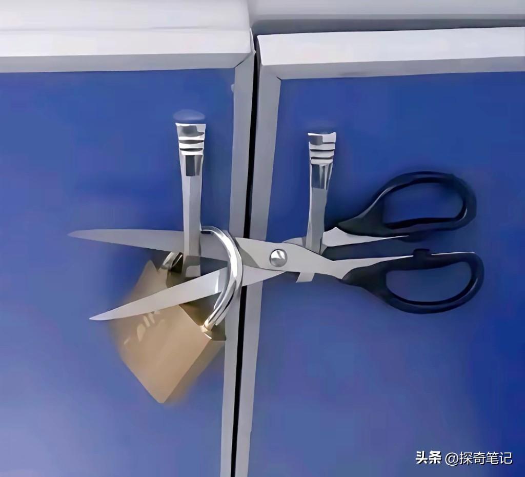 大家请看，这个门被一把剪刀和一把锁给锁上了。有人说锁上了，有人说没有锁上（图1）