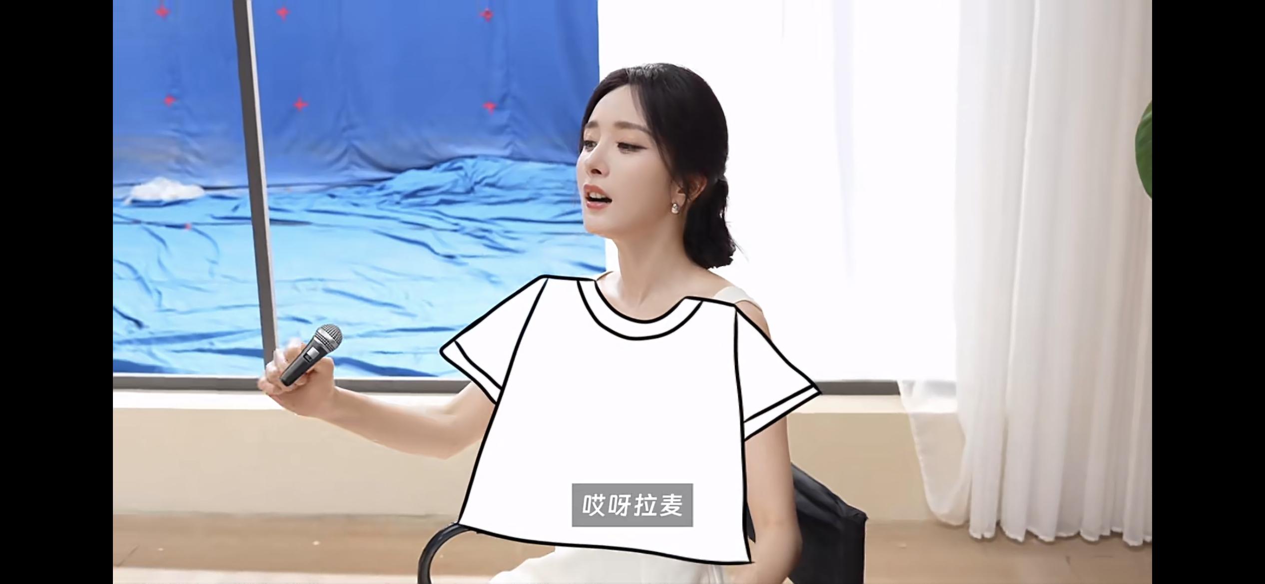 杨幂听到假唱的反应杨幂模仿拉麦杨幂片场即兴哼唱小曲，被工作人员调侃假唱，当场送上
