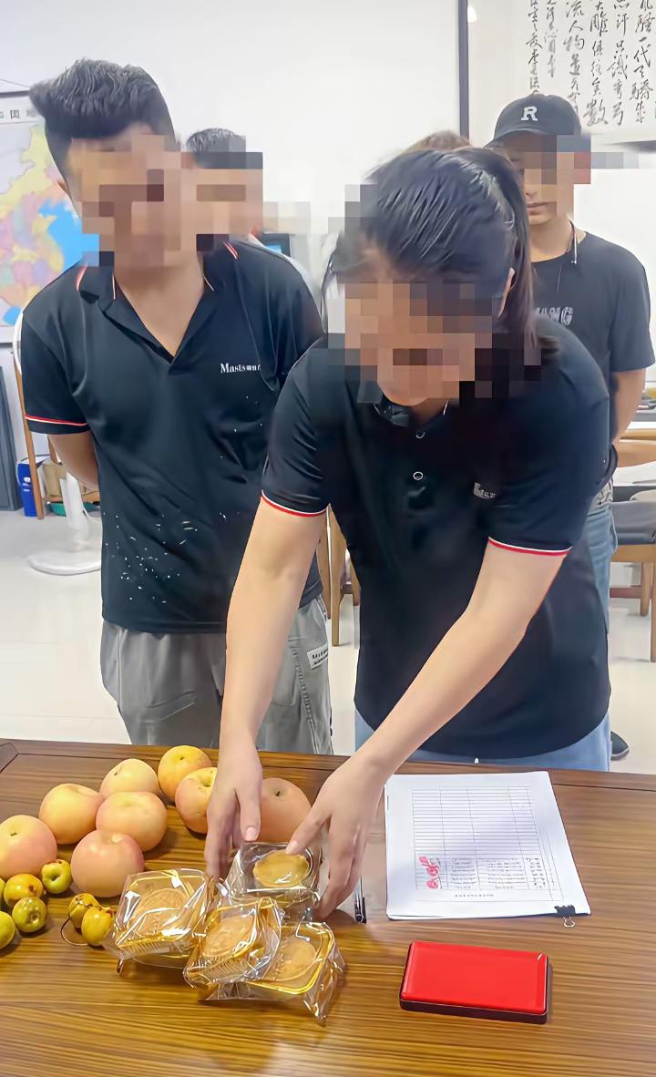 中秋节发两个月饼还要员工签名按手印，广东佛山这家公司全网出名了。网友：还是不够严