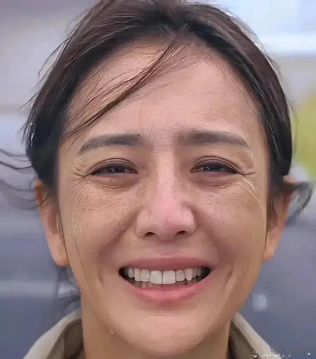 素颜下的佟丽娅，乍一看，确实会让人觉得跟农村大妈有几分相似呢。没有了舞台上的精致