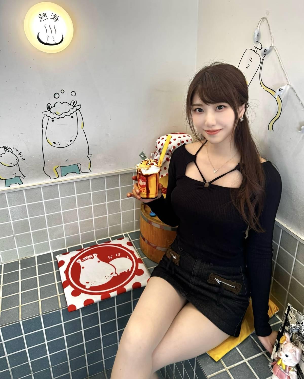 17岁，工资全给他，40多岁，有老婆有孩子，还明说了不会娶。但这姑娘就是不走，每