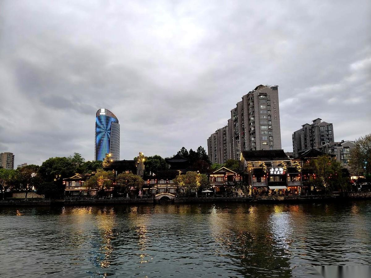 一天450块的旅行预算，光酒店就吞了我240。
但我现在，就瘫在床上，一根手指头