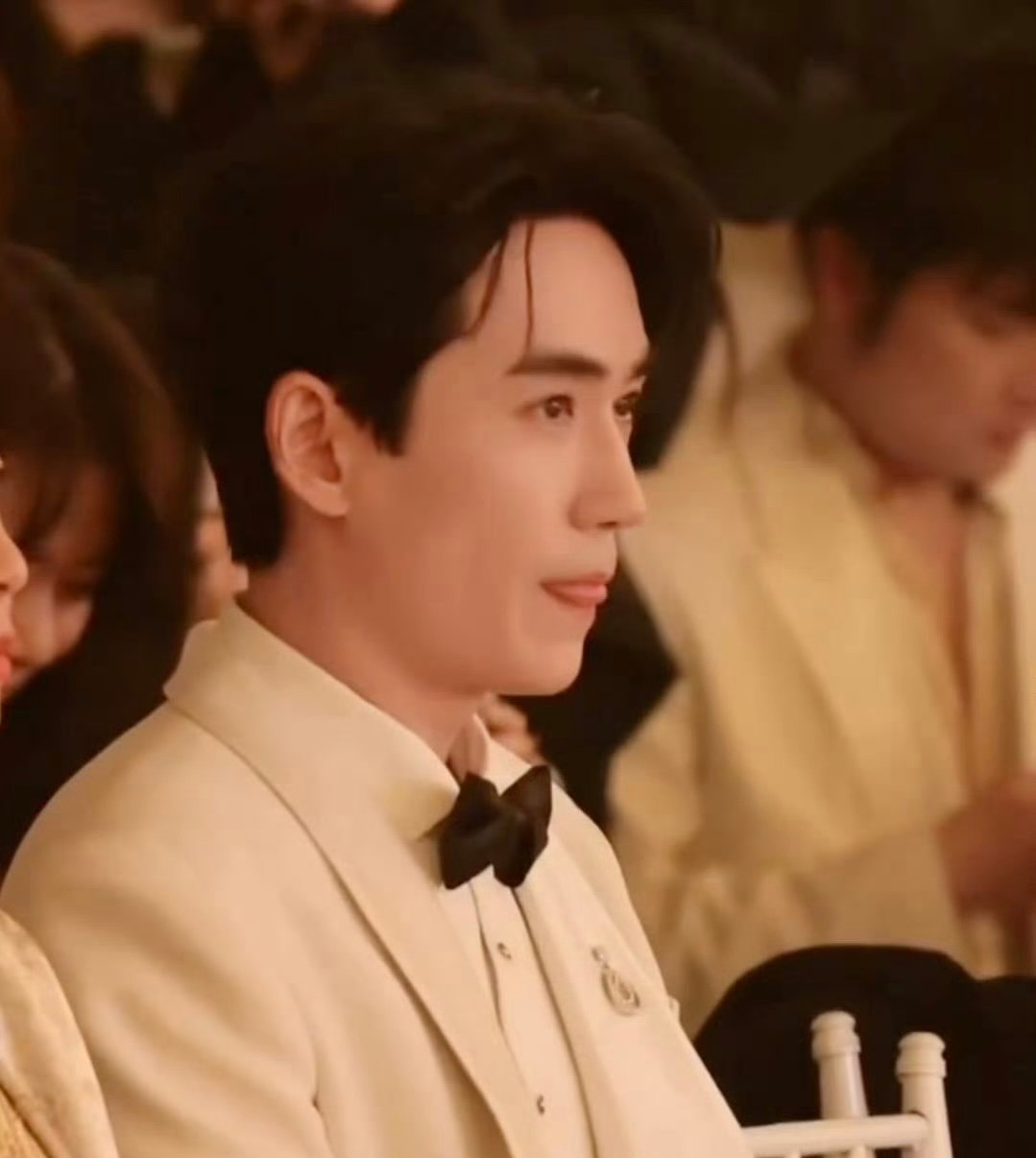 朱一龙美人影帝的含金量朱一龙澳白珍珠般的绝世容光朱一龙也太帅了吧，澳白珍珠般的帅