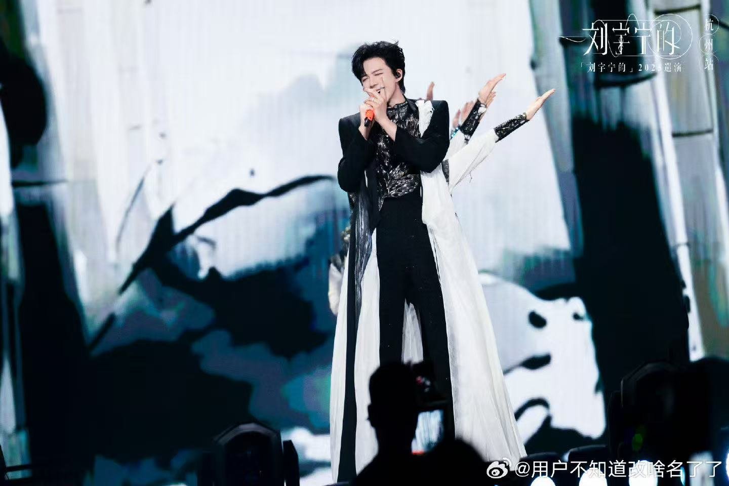 刘宇宁一脸懵和问号好配 看他一脸迷茫的样子，问号都快从眼睛里掉出来了，后面的问号