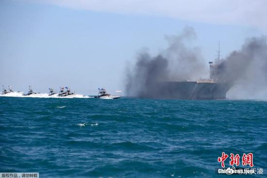美伊以冲突  霍尔木兹海峡接连发生油轮遇袭，十余艘船只遭炮弹击中受损。这条全球能