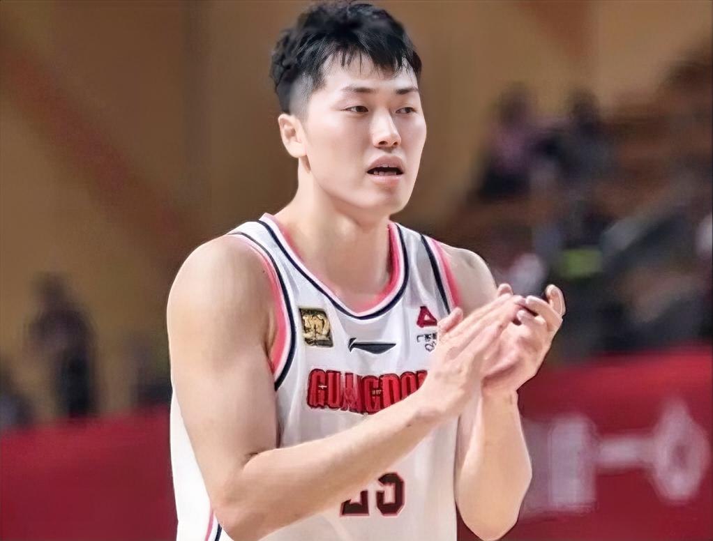 不要再说张皓嘉了，他只是太紧张了，等球队全员出战，他就没出场时间了！

昨晚CB