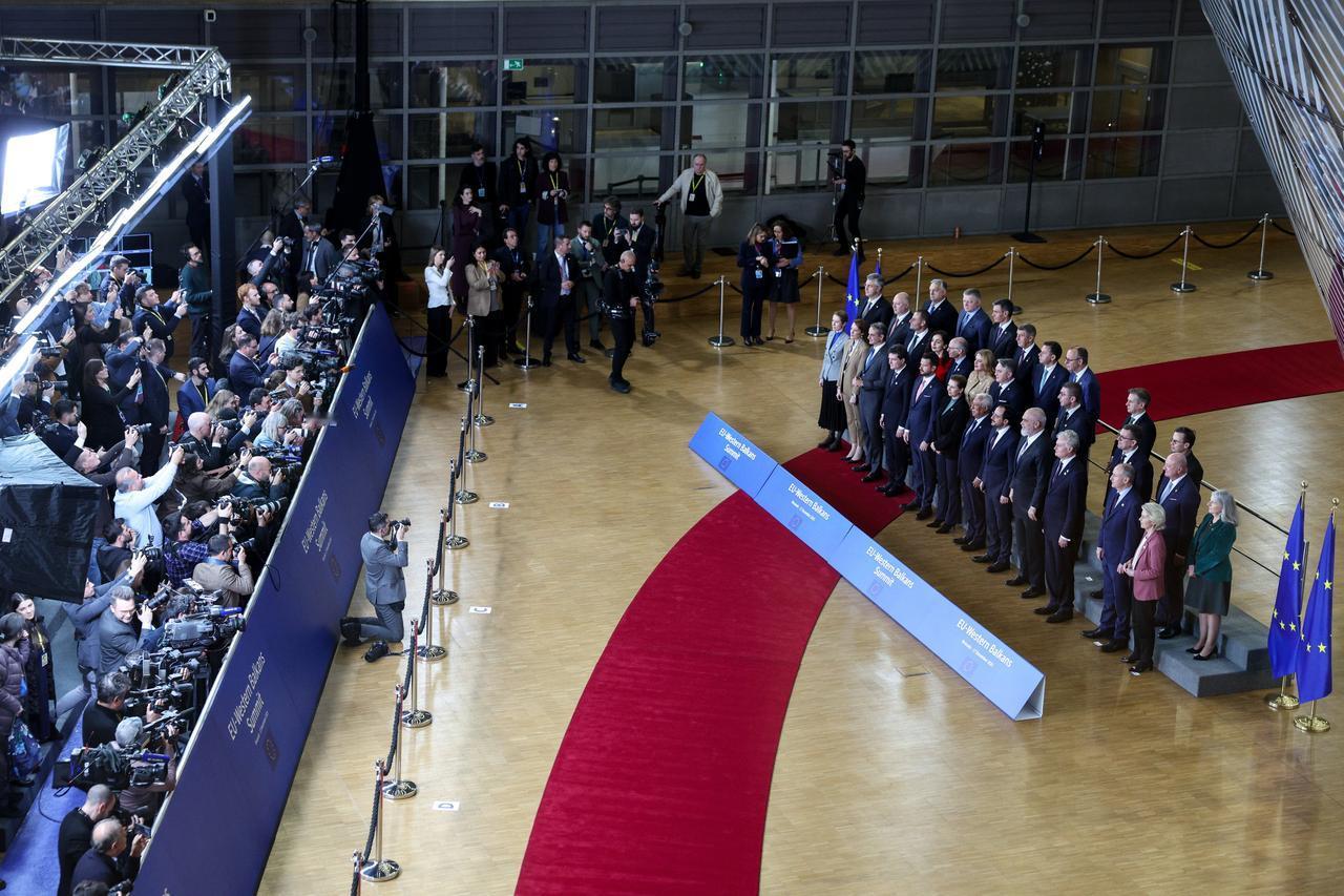 卡拉斯：
我们与西巴尔干地区不仅地理位置相同，还有更多共同之处。
我们共同承担维