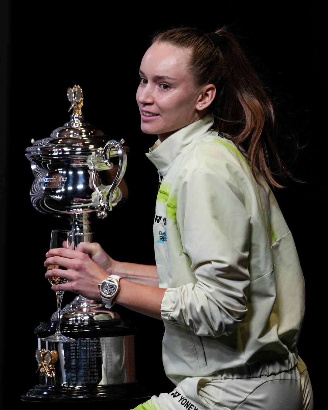 莱巴金娜大满贯第二冠 又一波ElenaRybakina 捧杯图来袭，最美大满贯奖