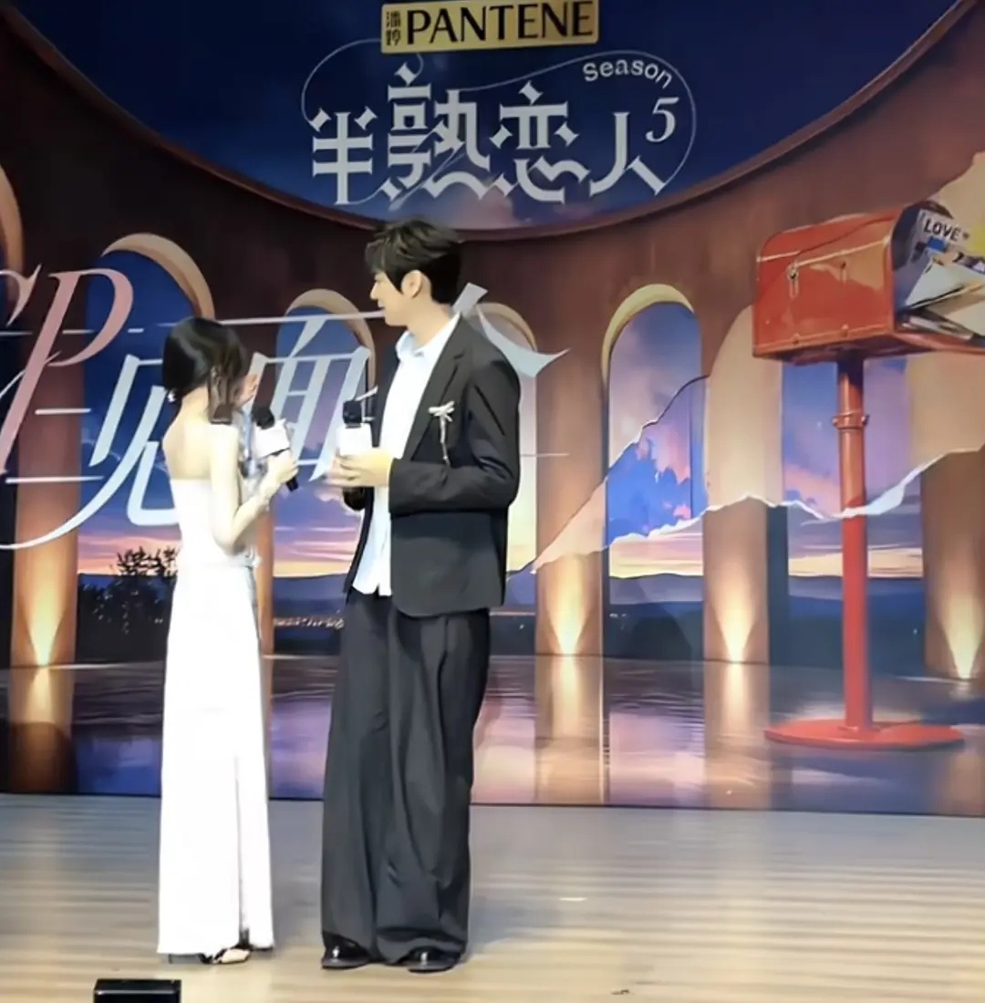 薄薄的一片背过去哭的时候 又被此女震撼到了 这身材真的绝了😭 