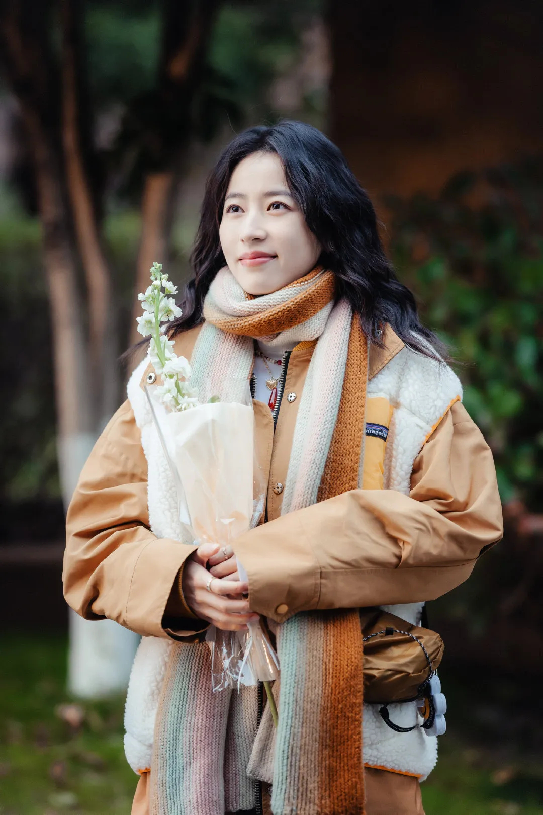 周雨彤回应两年前的争议周雨彤发长文回应《花少》争议，真诚致歉并坦言接受自身局限。