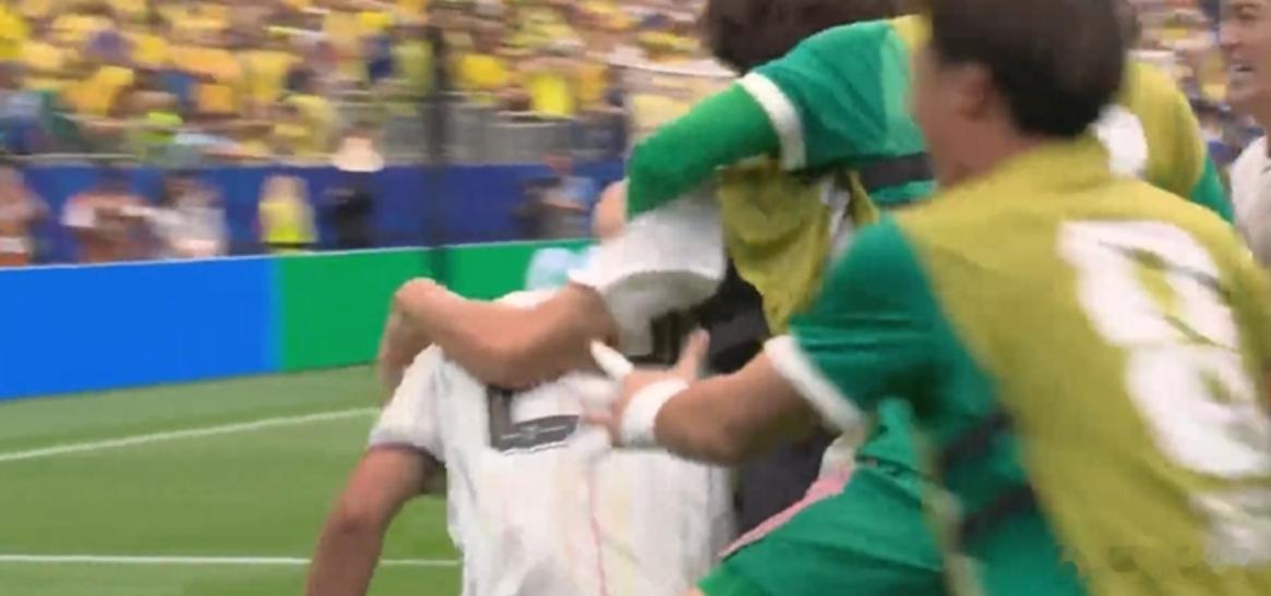 日本进球 这是日本队队史第二次在世界杯正赛攻破巴西球门，上一次是 2006 世界