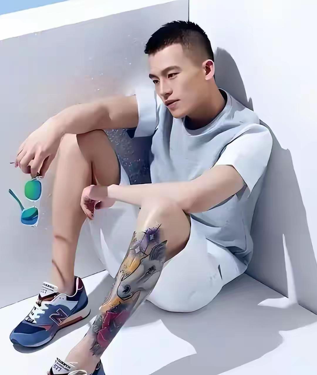 看到欧豪小腿上那个玫瑰马的纹身图，才知道他有多爱马思纯。

即便两人分手，他仍保