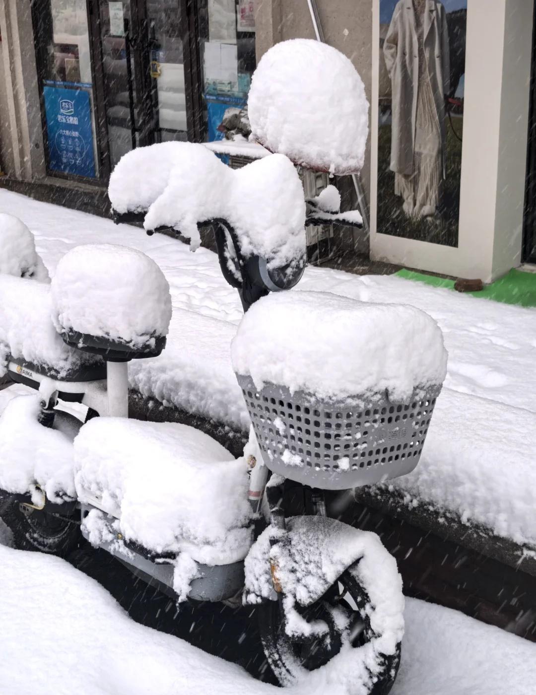 乌鲁木齐暴雪如约而至，确实暴
下雪了下雪了 乌鲁木齐 漫天大雪纷飞 暴雪新疆