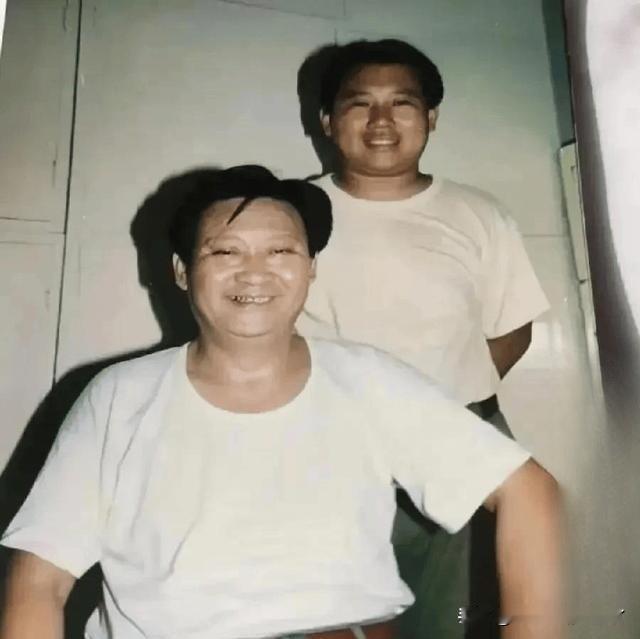 早在1994年，郭德纲便与杨志刚斩断了师徒情分。时光流转至2004年，郭德纲拜入