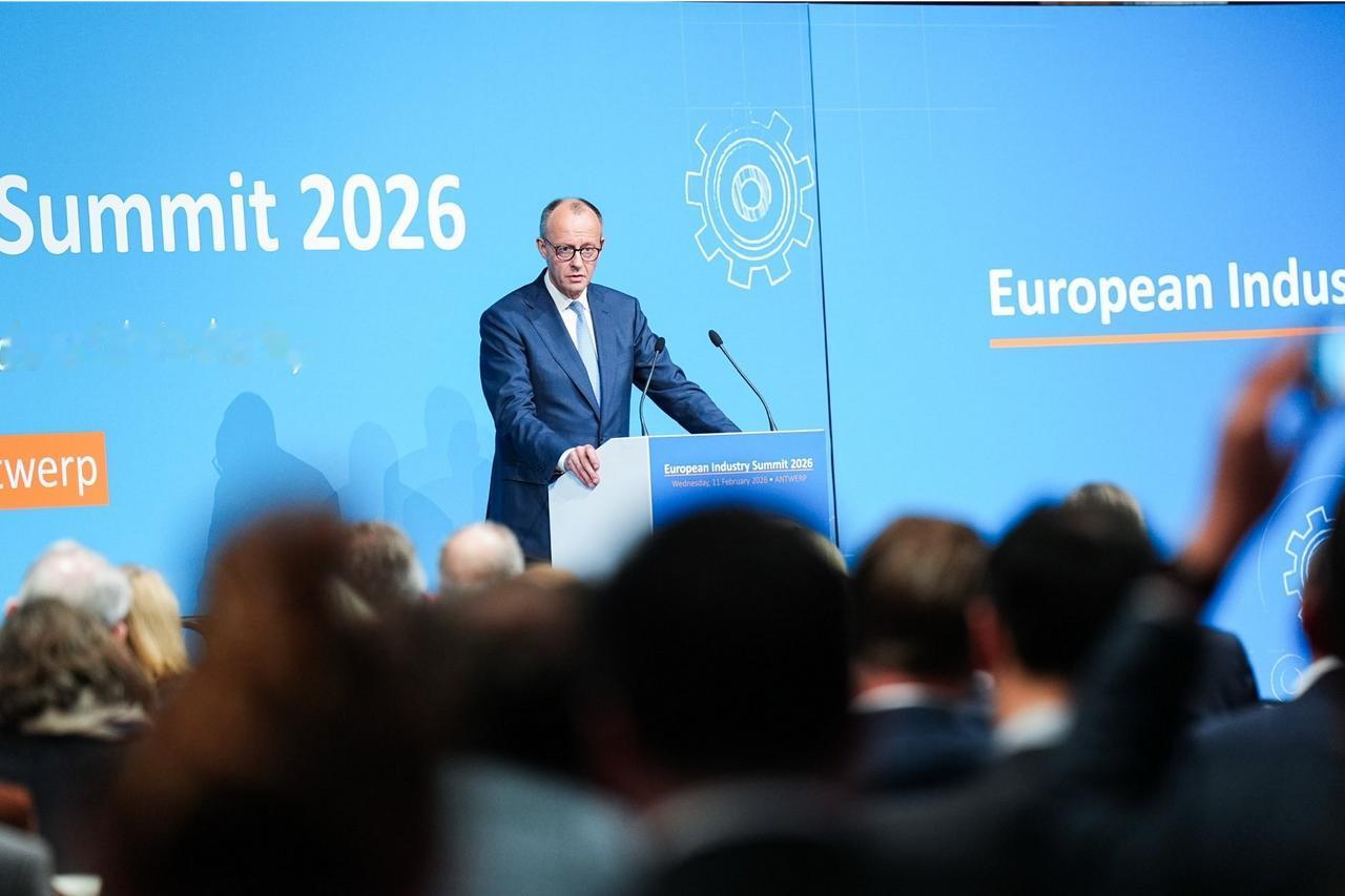 德国总理默茨今天在欧洲工业峰会上发言说：“中国在短短几个月内建成了世界上最大的太