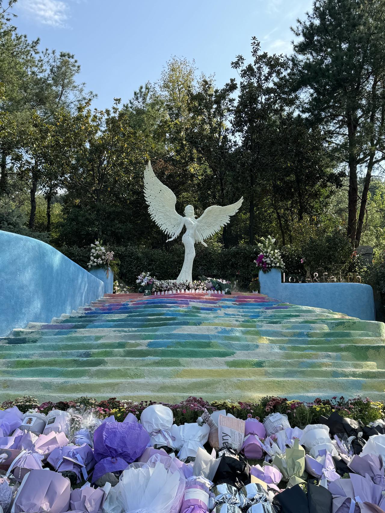 天后李玟 Coco 于今日在武汉石门峰纪念公园下葬。