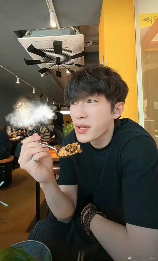 代旭 到底谁吃鲱鱼罐头 代旭的饮食原则：可以接受辣，可以接受酸，可以接受苦。但不