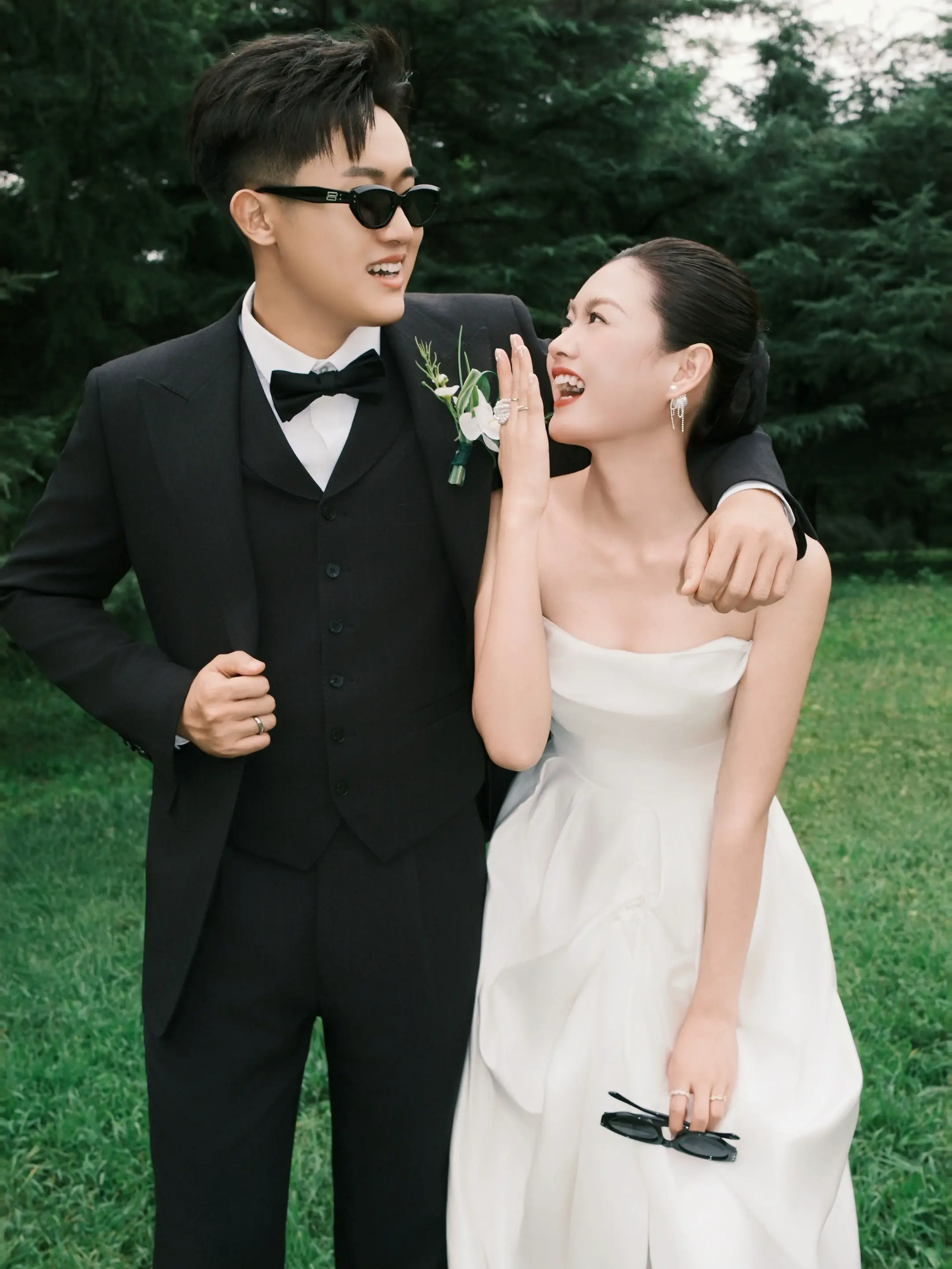 没有对结婚的忐忑，全是对出片的渴望。