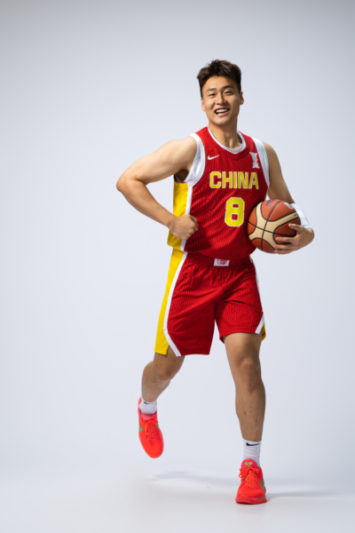 赵睿[超话]中国男篮赵睿 中国男篮定妆照，队长赵睿有点搞笑，哈哈哈 2025男篮