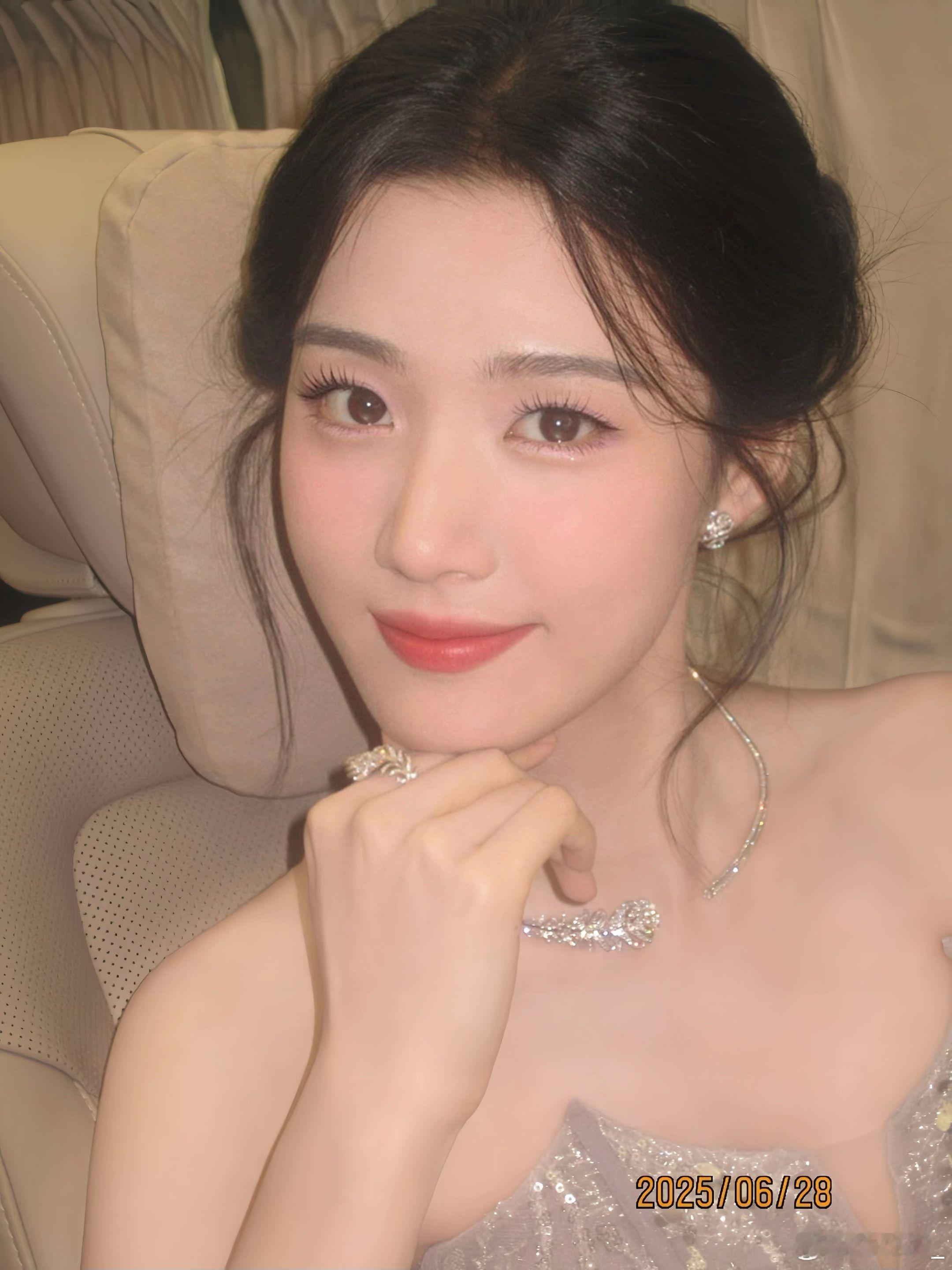卢昱晓真的是很权威的一张脸🤤盘发简直就是温柔妈咪～卢昱晓｜时尚芭莎 ​​​