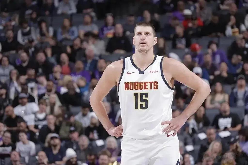 NBA官方：约基奇与国王比赛中假摔被罚款2000美元！

NBA更新官方社媒，宣