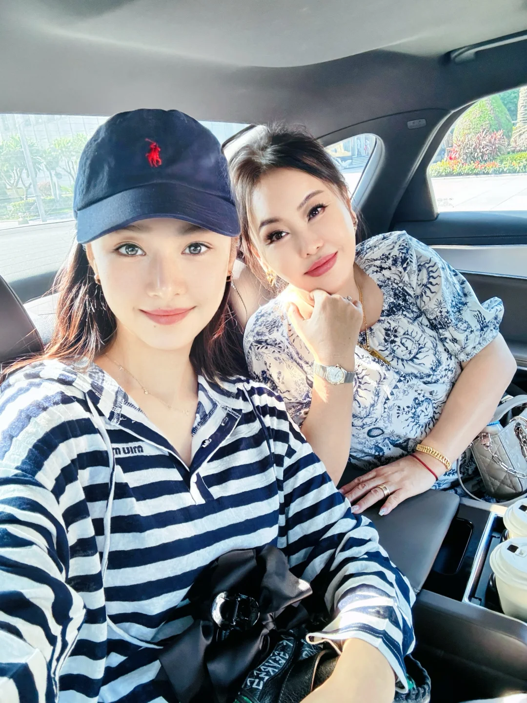 👭🏻