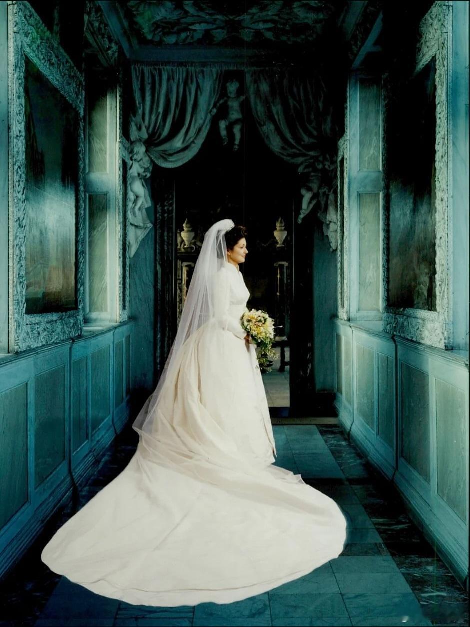 🇩🇰1995年11月18日，约克姆王子和文雅丽伯爵的婚礼，婚纱现在看依旧是经