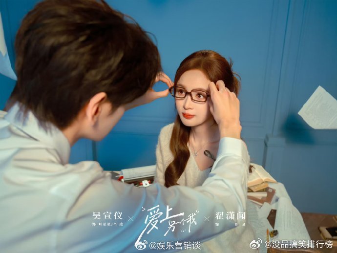 吴宣仪翟潇闻合唱一样的月光你好星期六清冷舞台搭配舒缓老歌，两人配合超默契，嗓音交