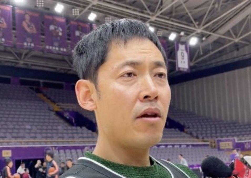 张庆鹏cba常规赛 张庆鹏：对新外援小尼尔森还不太了解，今晚要向冠军队广东学习。