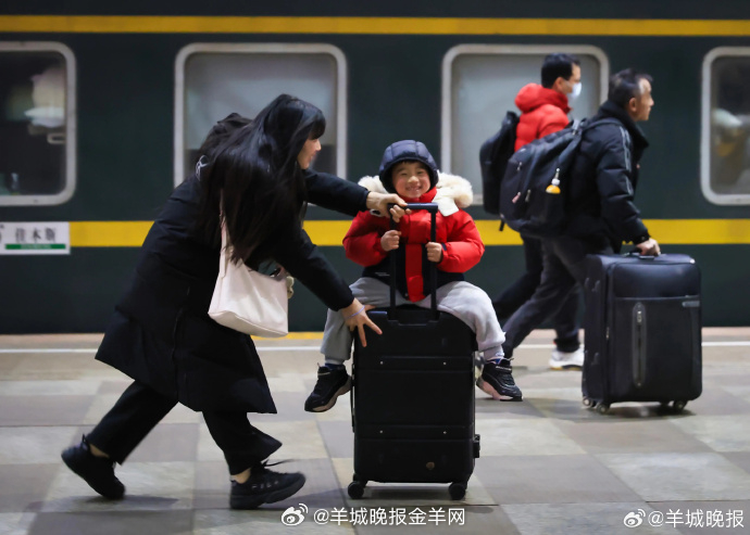 【春运不再难，铁路服务越来越“懂你”】#街谈巷议#在很多人的记忆中，春运曾是春节