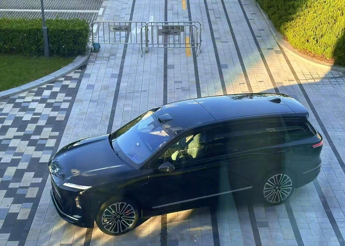 三代ES8越来越多照片曝光～大气简约，延续et9的设计语言，内饰应该会很顶级[馋