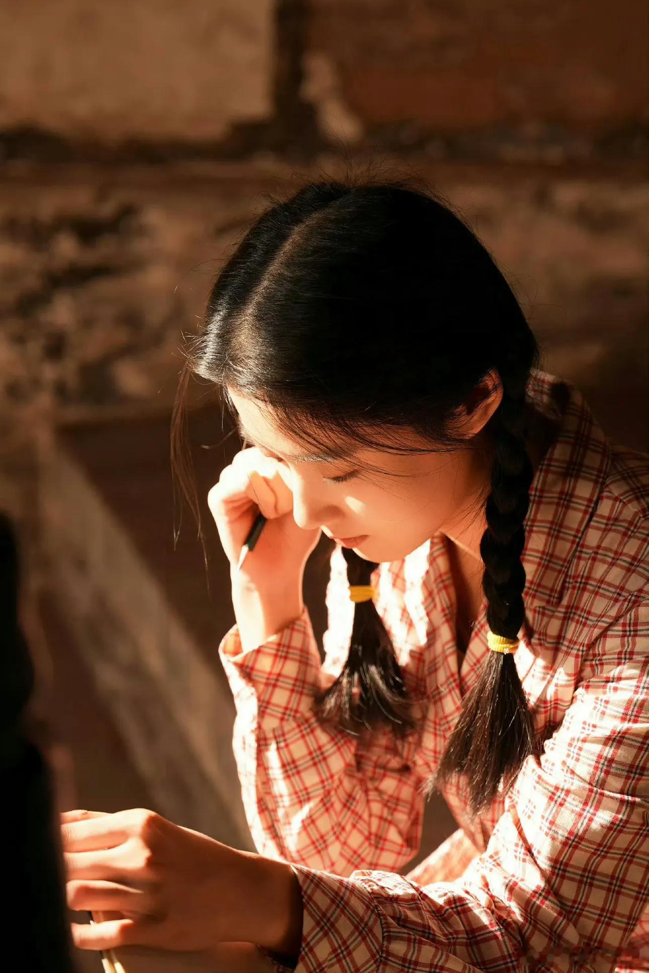 #小巷人家里只有李佳没有家# 堪称全剧最惨！小说中就很喜欢了，选角也还不错！[苦
