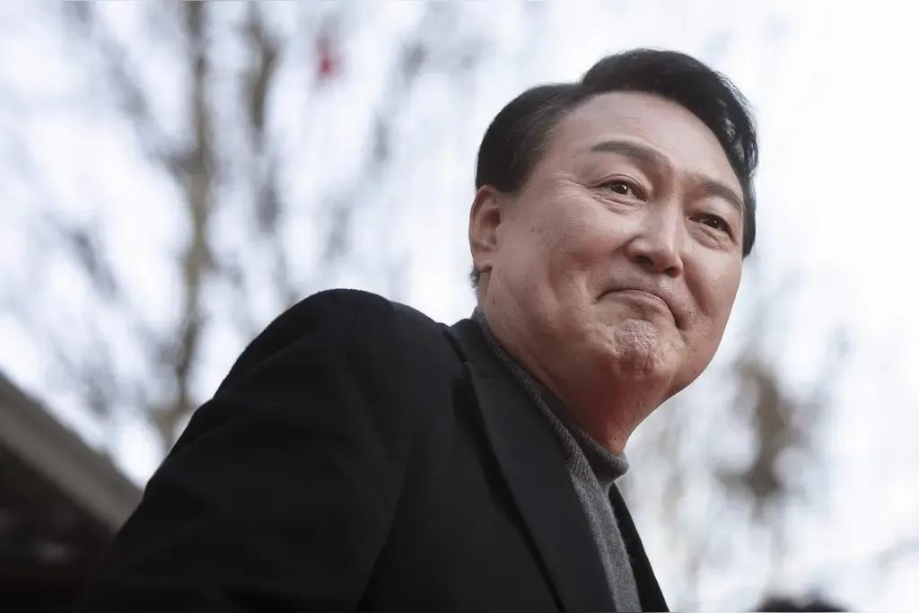 韩国前总统尹锡悦：早知今日，何必当初非要当总统啊。尹锡悦最终难逃牢狱之灾。罗马利