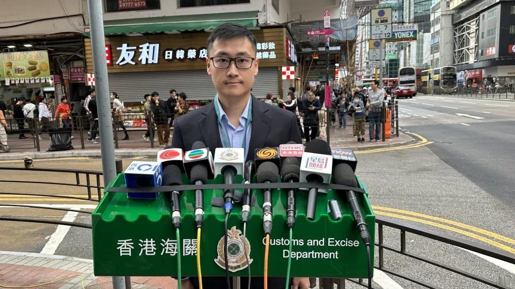 近日，香港海关接获一名内地游客举报，指在旺角一家药店购物受骗！

一名年约30岁