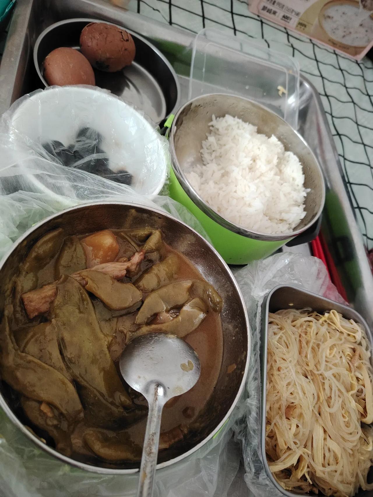 家常美味，丰盛一餐，满足味蕾[呲牙]