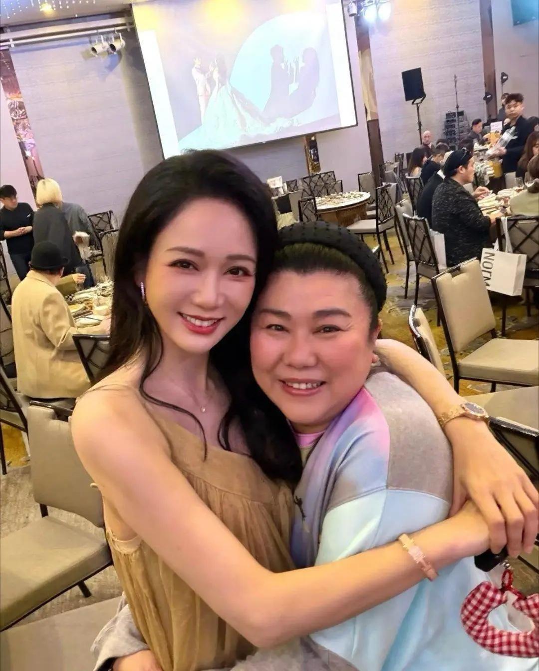 47岁陈乔恩和老公艾伦回台北一起参加朋友的婚礼，她穿了一条土黄色吊带连衣裙，她化