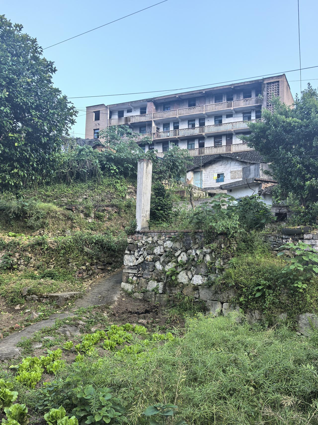 在抹去与留存之间：游明刚《磺厂》的当代记忆诗学

      游明刚的《磺厂.门