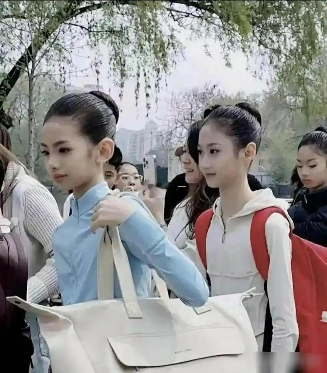 北戏招生现场，这俩小姑娘颜值绝了！ 
