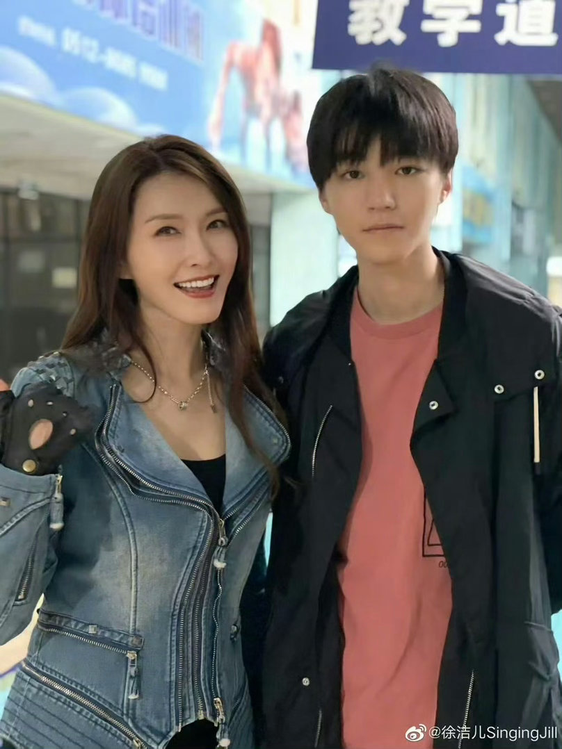 王俊凯徐洁儿天台见 谁懂啊！王俊凯×徐洁儿天台同框直接封神🖤梦回《重生之门》，