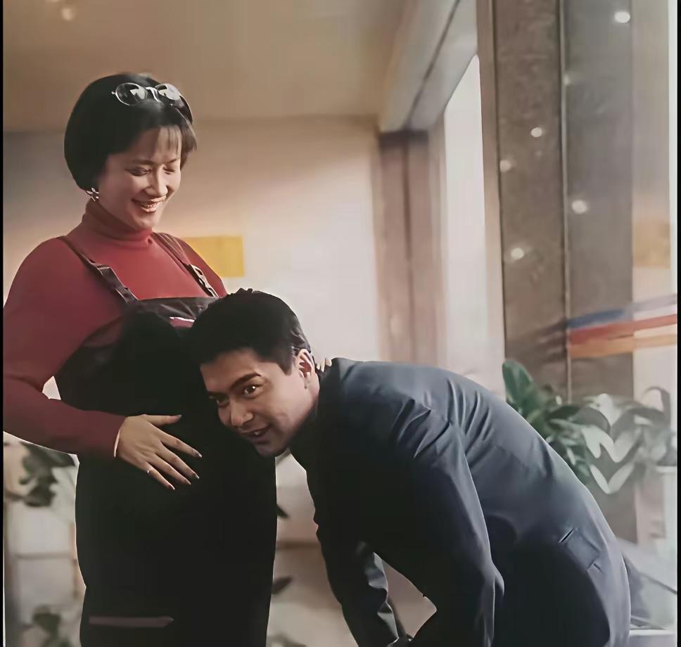 何晴选择了一条少有人走的路。跟许亚军离婚后，没带孩子而选择工作。儿子跟着前夫继母