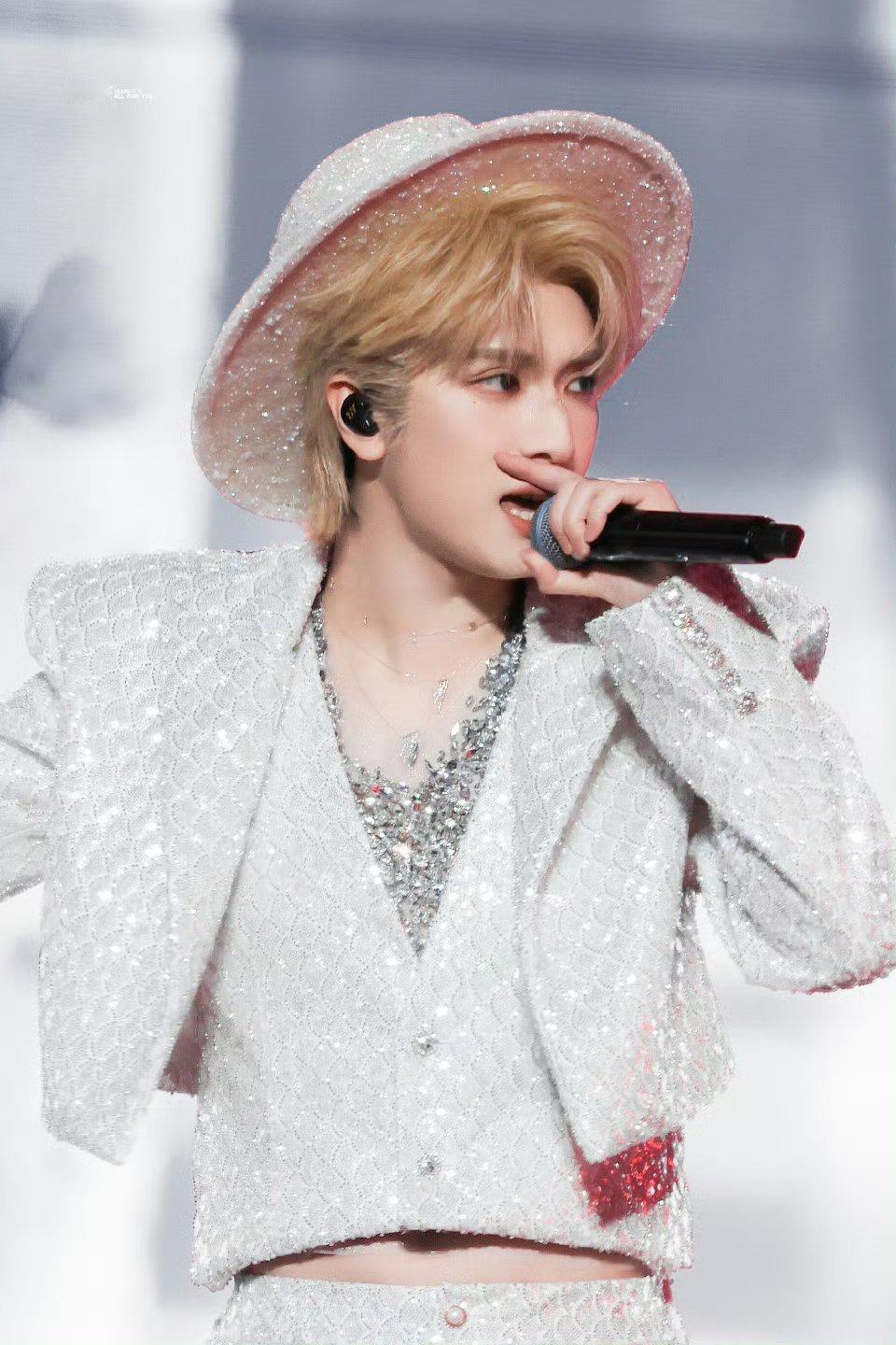 严浩翔站姐TF家族新音出图，没有保持干燥的义务。。