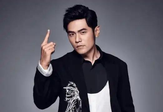 “世上没有不透风的墙。”八卦媒体喊话周杰伦。另一边，周杰伦晒出打网球照片配文“照